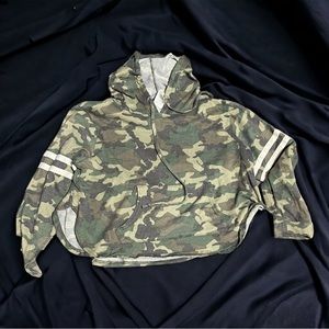 Joe Boxer Camo Cropped Hoodie with Front Pocket. Girls Size large